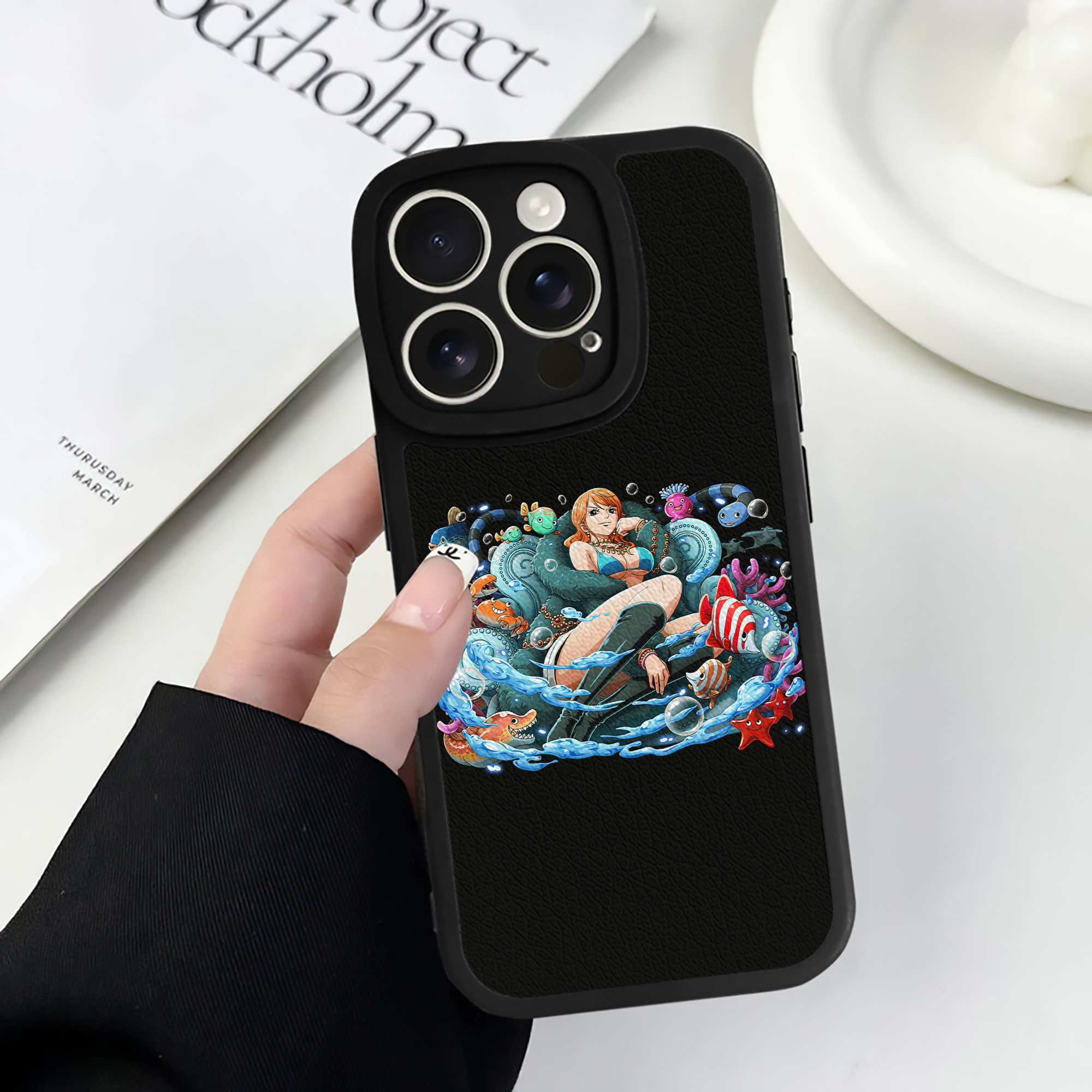 ワンピース ナミ ONE PIECE Nami 【iPhone 16シリーズ対応】シリコンスマホケース（レザー調） 材質：シリコン